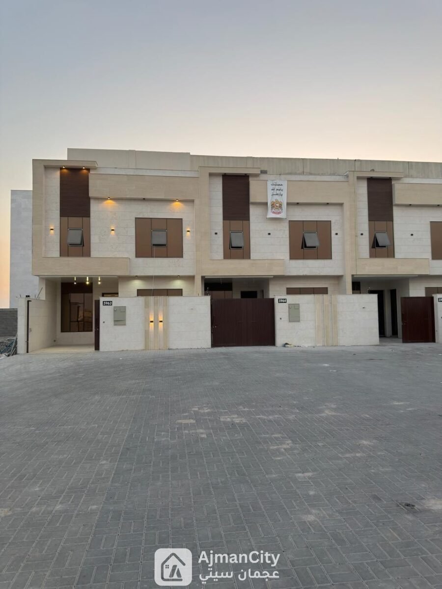 🏡🔥 فرصة لا تعوض في عجمان!للبيع فلل تاون هاوس جاهزة للسكن في الحليو سنتر 2 على الشارع العام المؤدي إلى دوار الزاهية.✨ 5 غرف نوم + روف✨ ديكورات مودرن