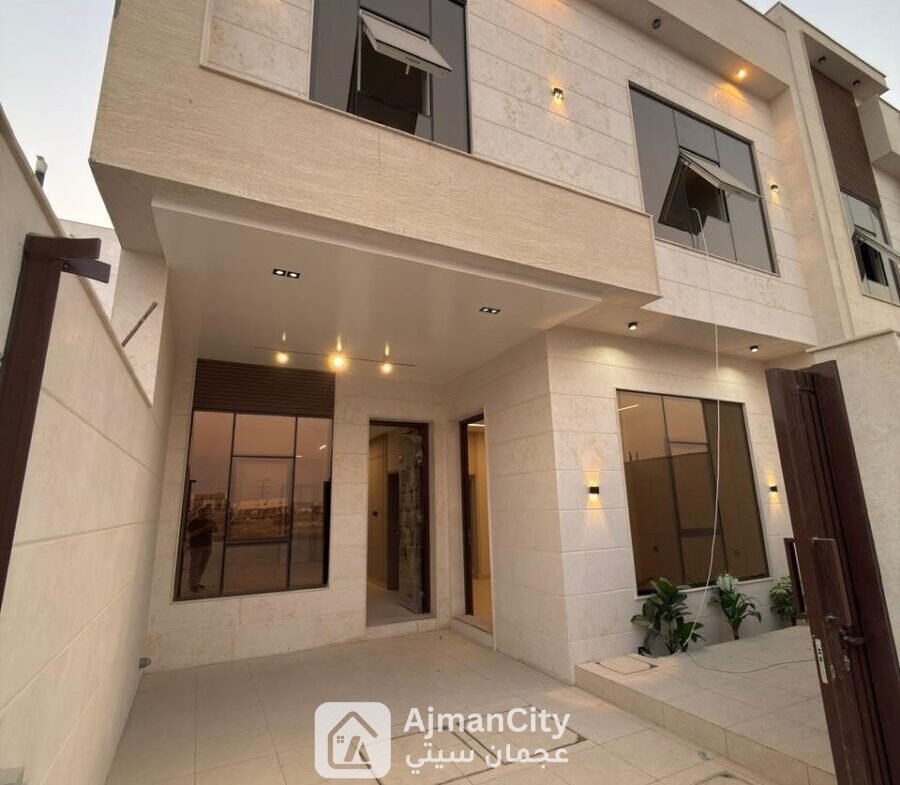 🏡🔥 فرصة لا تعوض في عجمان!للبيع فلل تاون هاوس جاهزة للسكن في الحليو سنتر 2 على الشارع العام المؤدي إلى دوار الزاهية.✨ 5 غرف نوم + روف✨ ديكورات مودرن