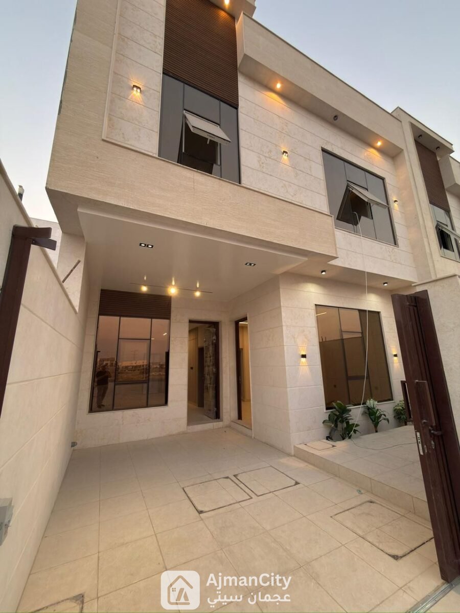 🏡🔥 فرصة لا تعوض في عجمان!للبيع فلل تاون هاوس جاهزة للسكن في الحليو سنتر 2 على الشارع العام المؤدي إلى دوار الزاهية.✨ 5 غرف نوم + روف✨ ديكورات مودرن