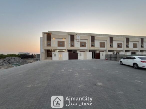 🏡🔥 فرصة لا تعوض في عجمان!للبيع فلل تاون هاوس جاهزة للسكن في الحليو سنتر 2 على الشارع العام المؤدي إلى دوار الزاهية.✨ 5 غرف نوم + روف✨ ديكورات مودرن