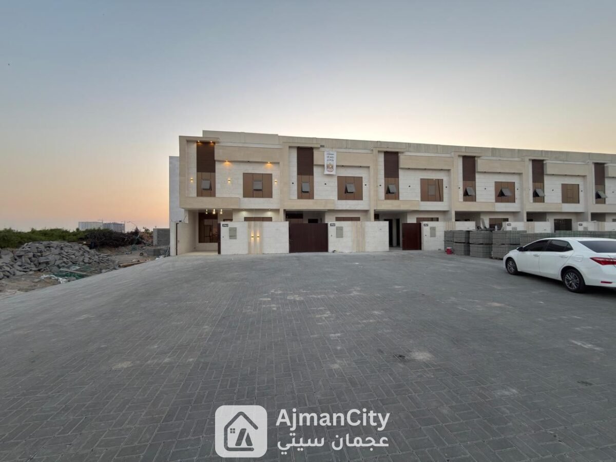 🏡🔥 فرصة لا تعوض في عجمان!للبيع فلل تاون هاوس جاهزة للسكن في الحليو سنتر 2 على الشارع العام المؤدي إلى دوار الزاهية.✨ 5 غرف نوم + روف✨ ديكورات مودرن
